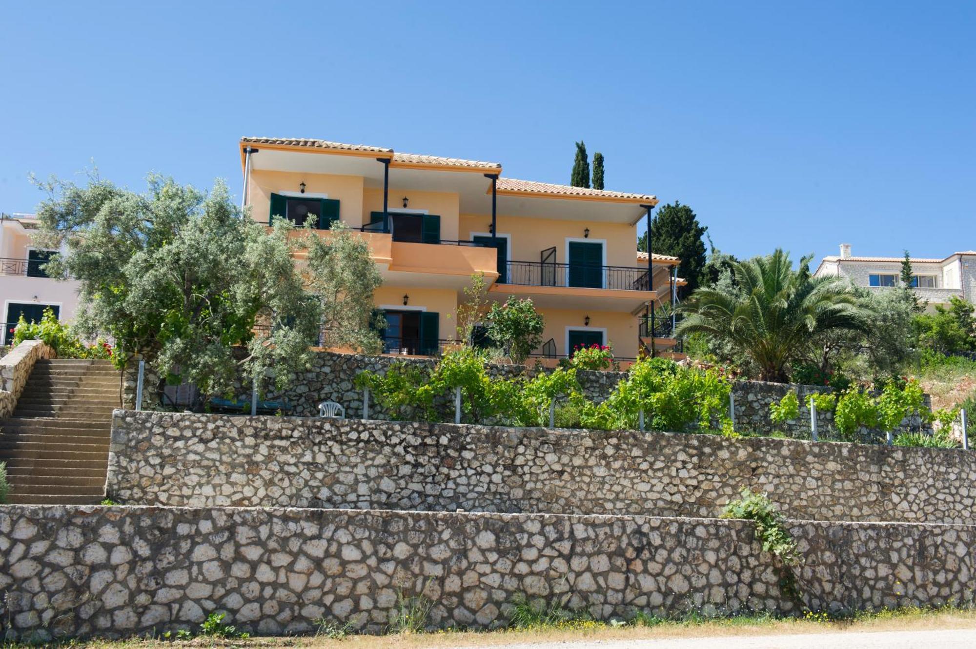 Pansion Laertes Apartment Tsoukaladhes Bagian luar foto